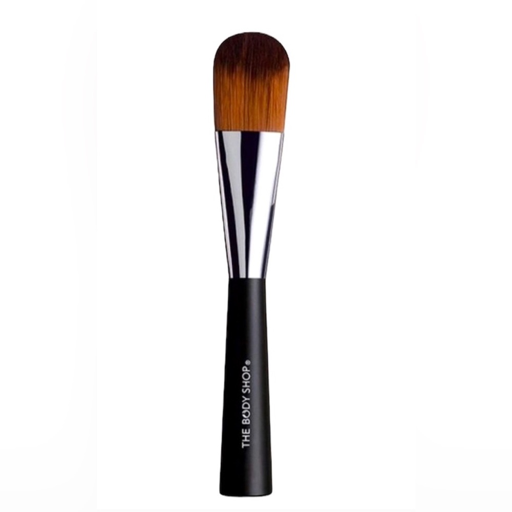 NWT, The Body Shop Foundation Brush, with Soft Synthetic Hair Bristles.